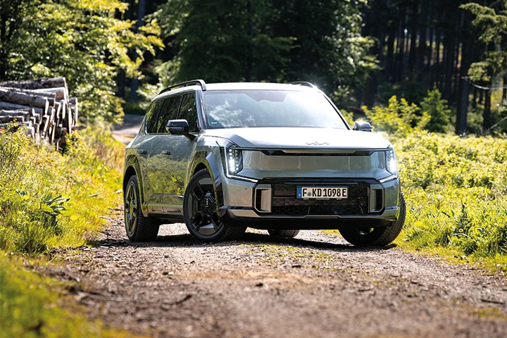Kia EV9 auf Feldweg