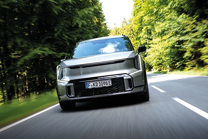 Kia EV9 auf Landstraße