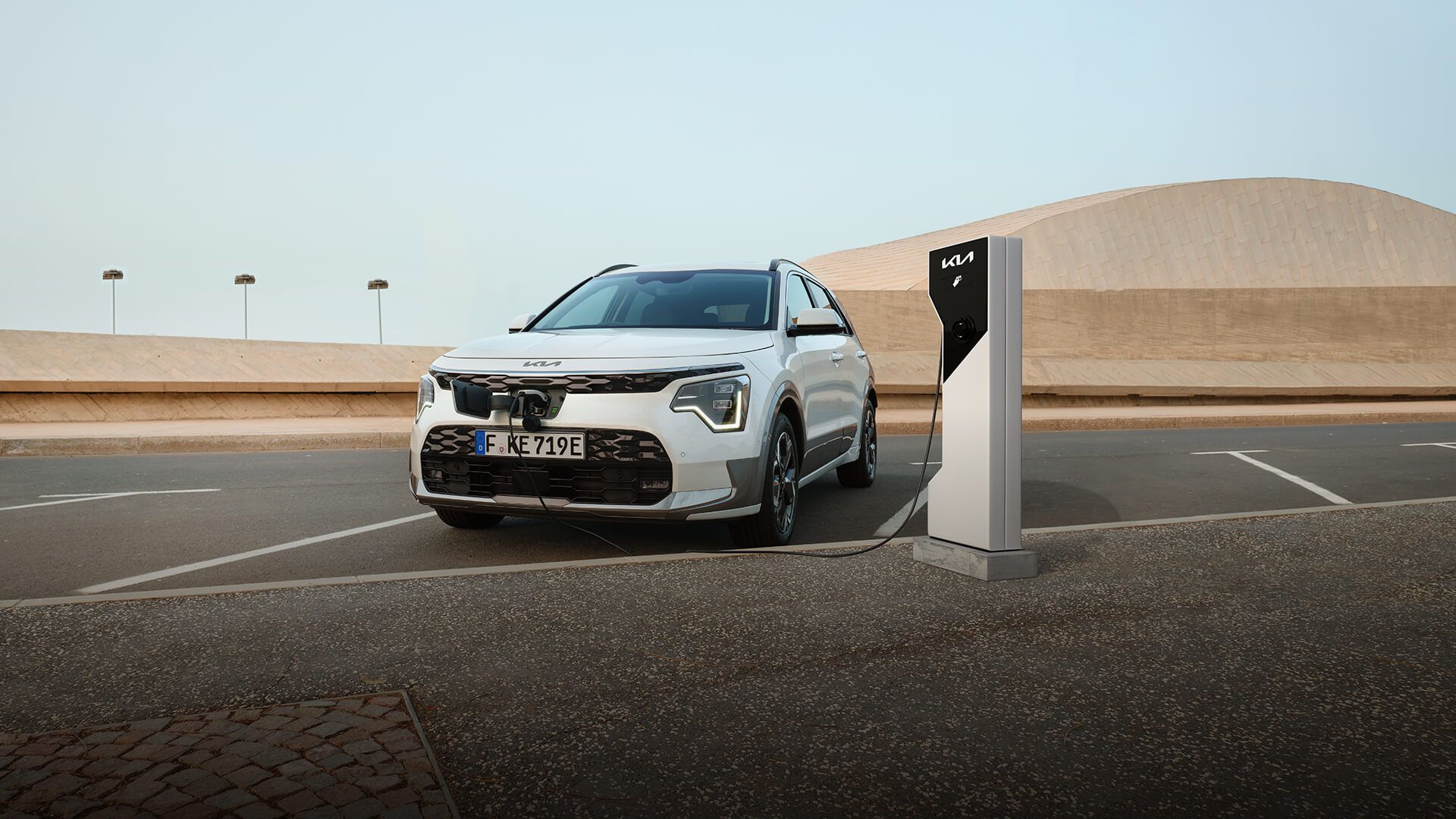 Der Kia Niro EV, Frontansicht Fahrerseite, an Ladesäule