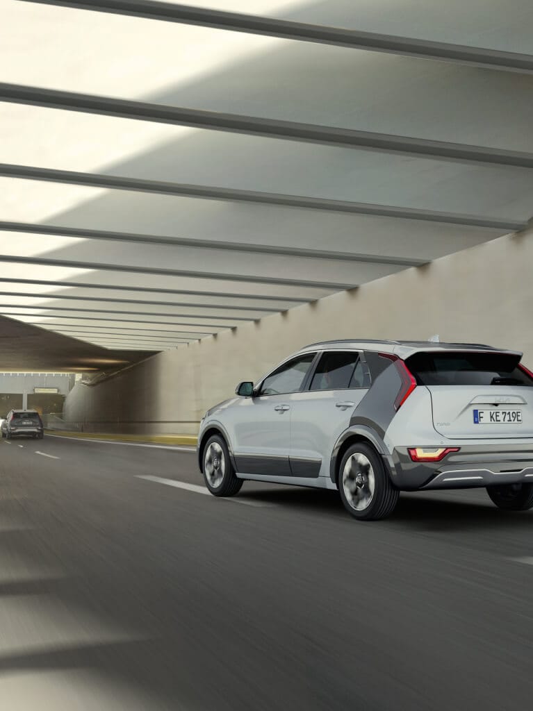 Kia Niro EV, Heckansicht, fahrend