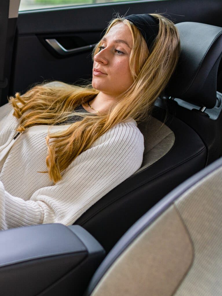 Kia Niro EV, Innenansicht, Frau auf Beifahrersitz