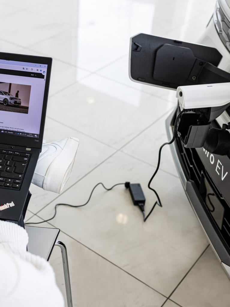 Kia Niro EV, V2L, Notebook an Fahrzeug laden