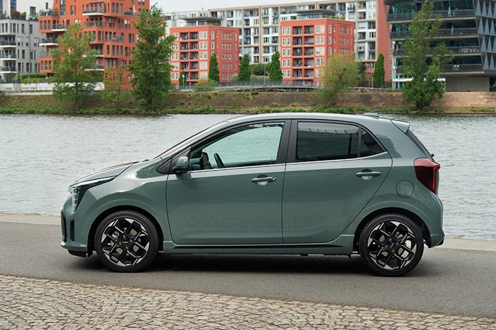 Kia Picanto vor Gewässer und Wohnkomplex