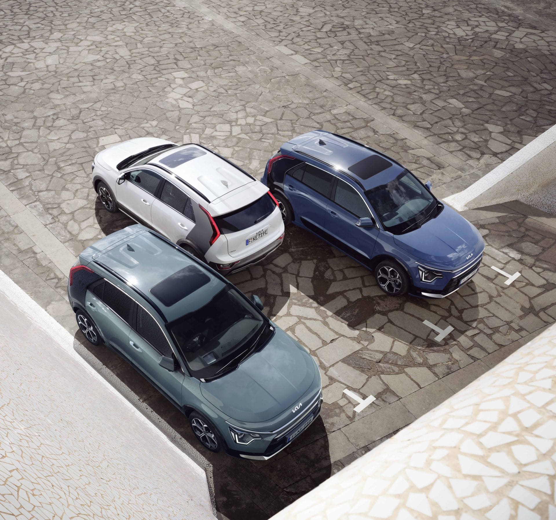 Tres Kia Niro aparcados