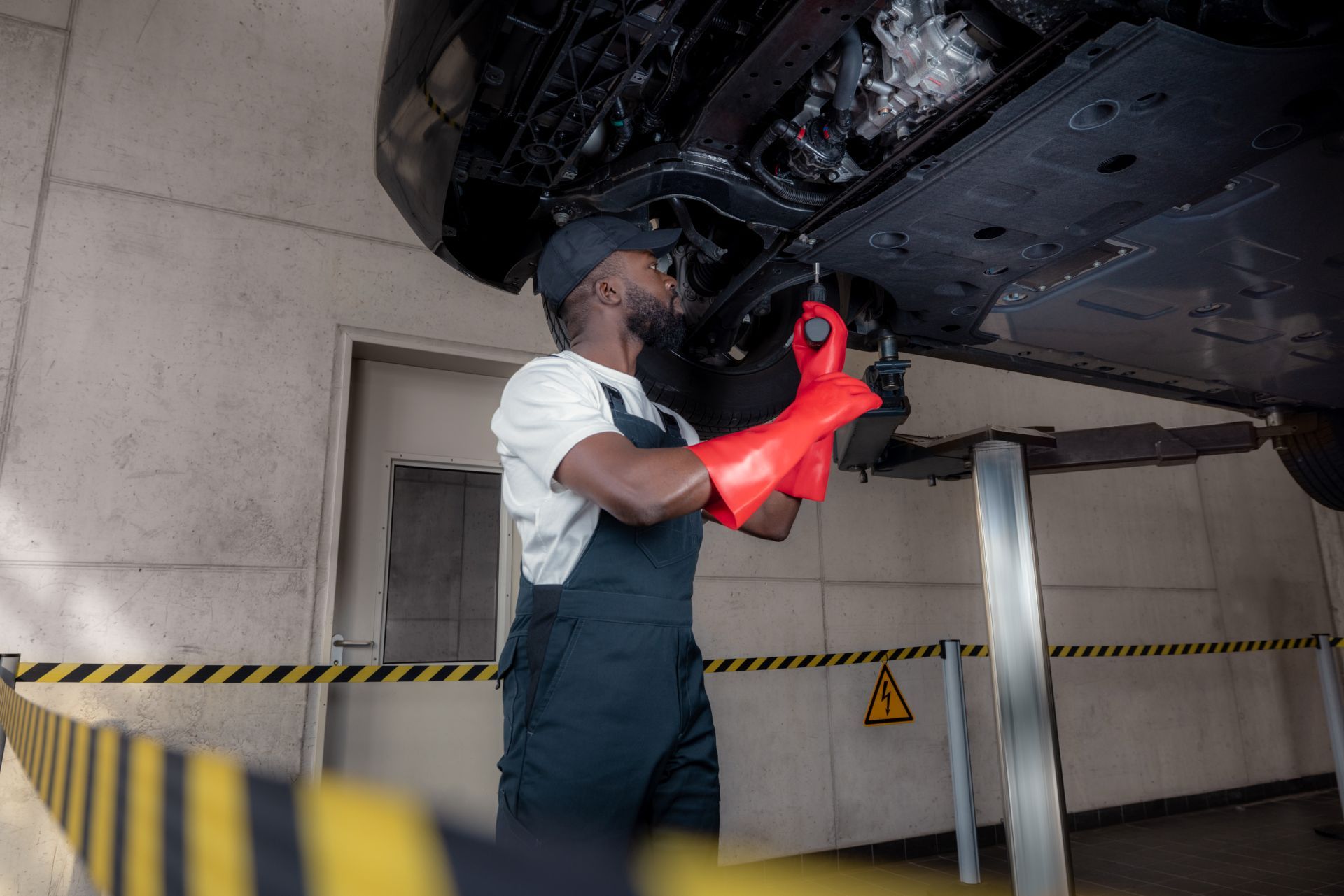   Técnico revisando un coche eléctrico.