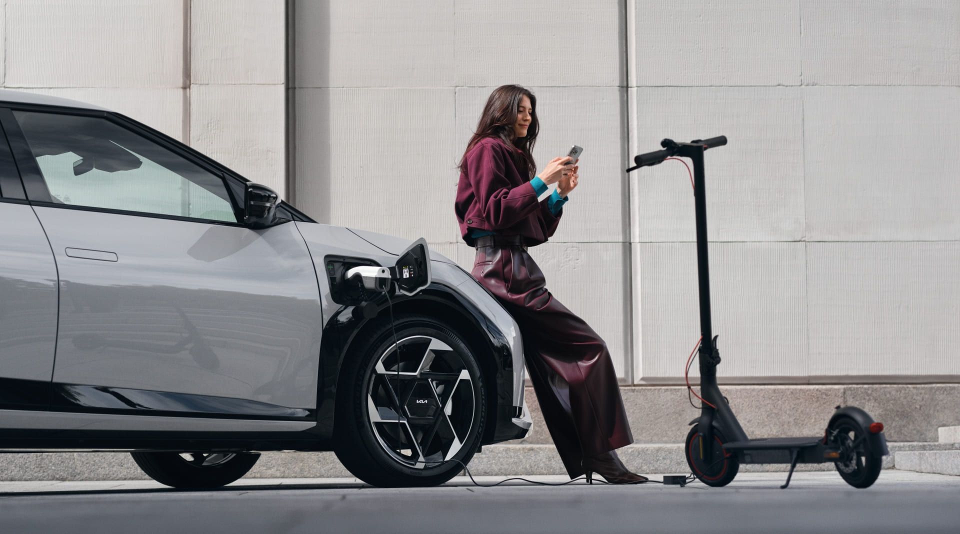 Kia EV4 utilizando el ssitema de carga V2L