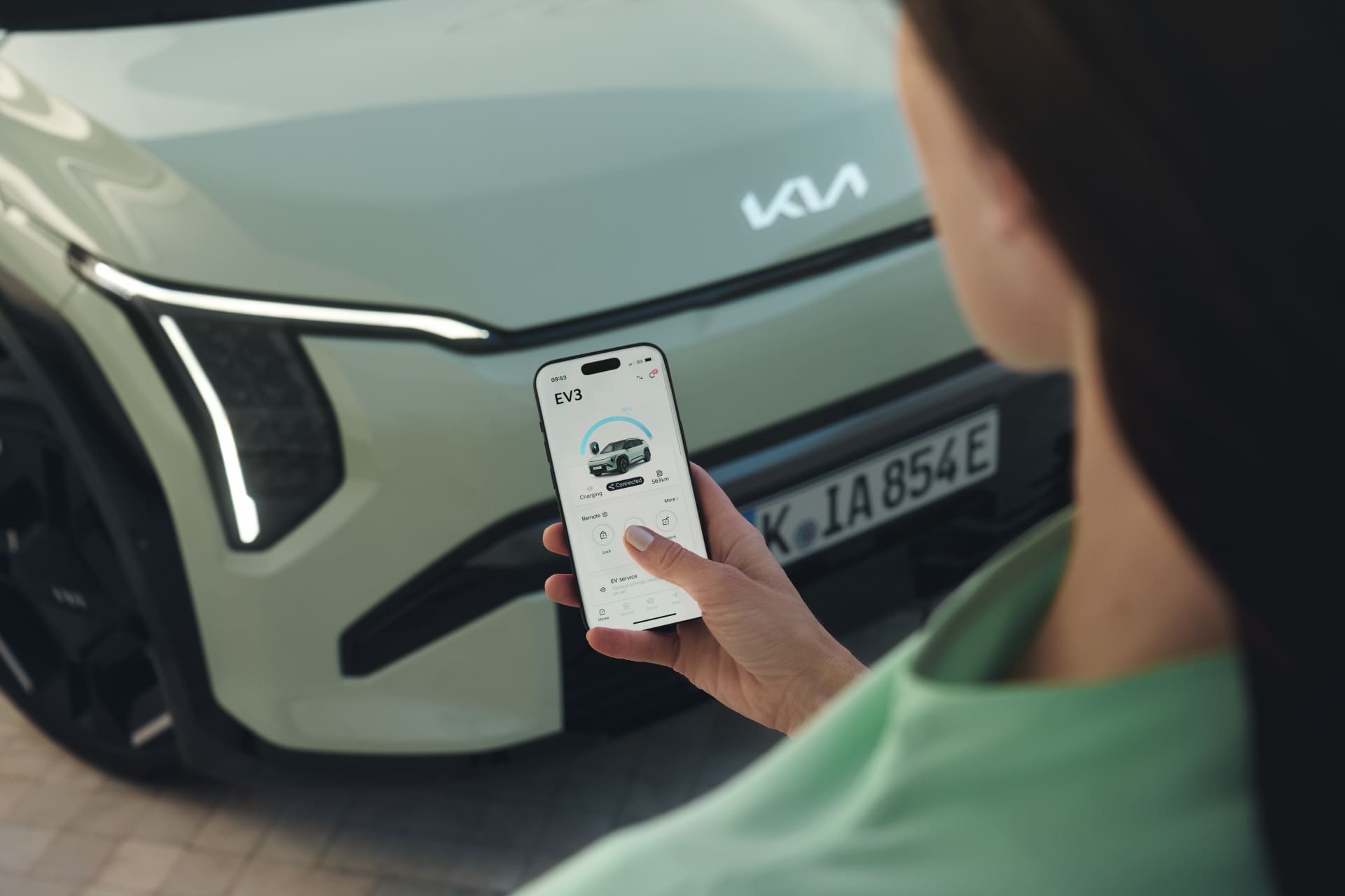 App de Kia con EV3 al fondo