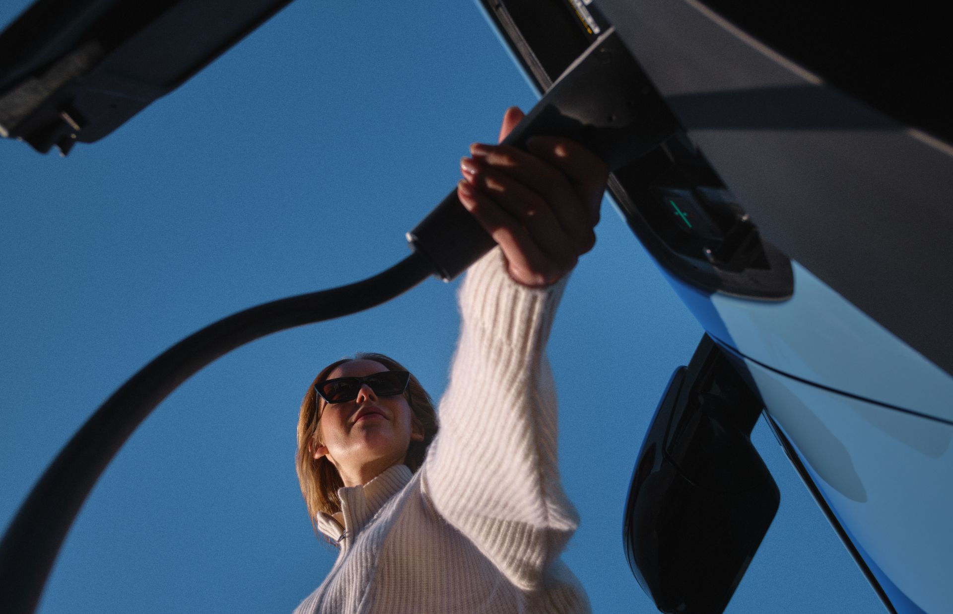 Mujer cargando un Kia EV2.