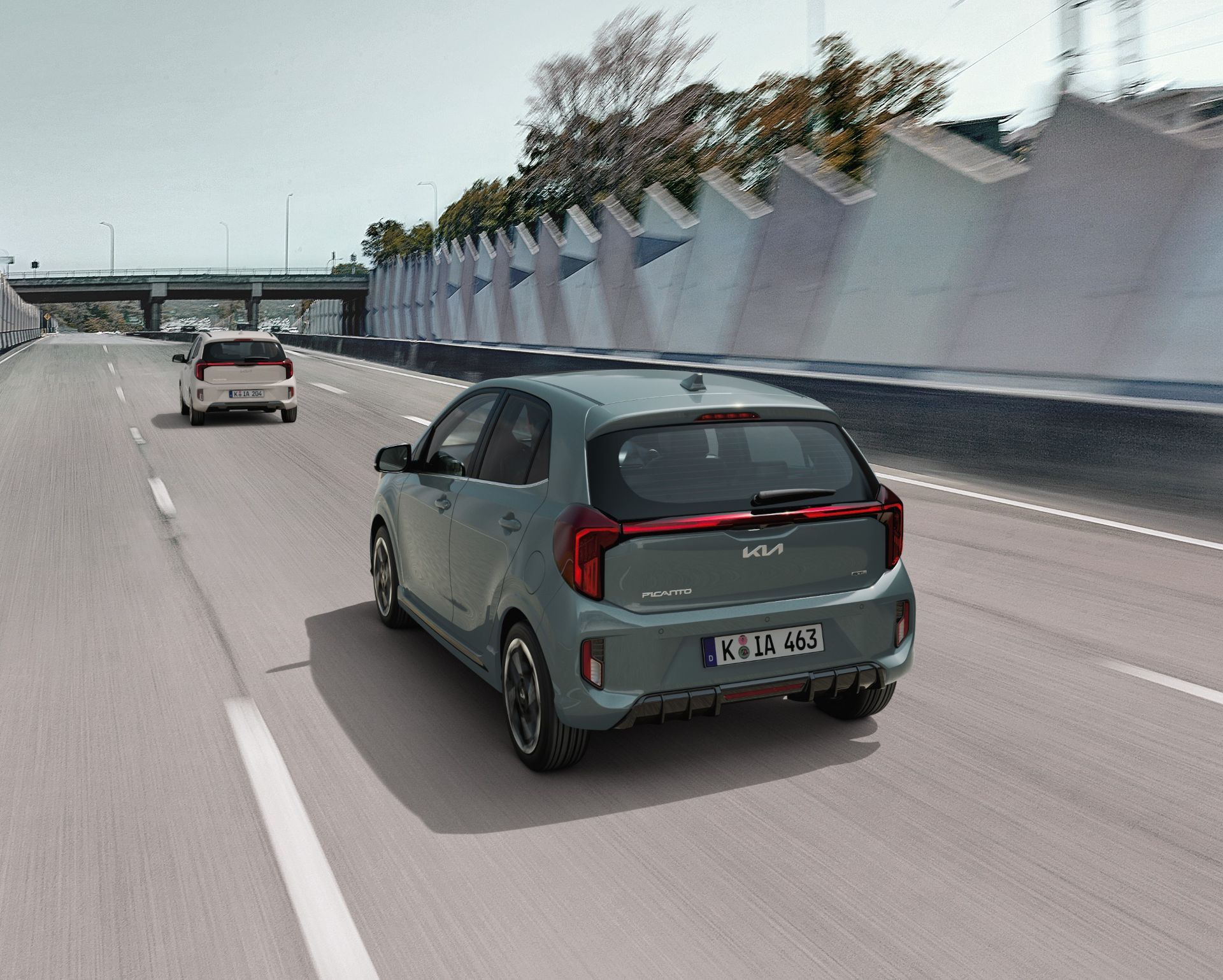   Kia Picanto circulando.