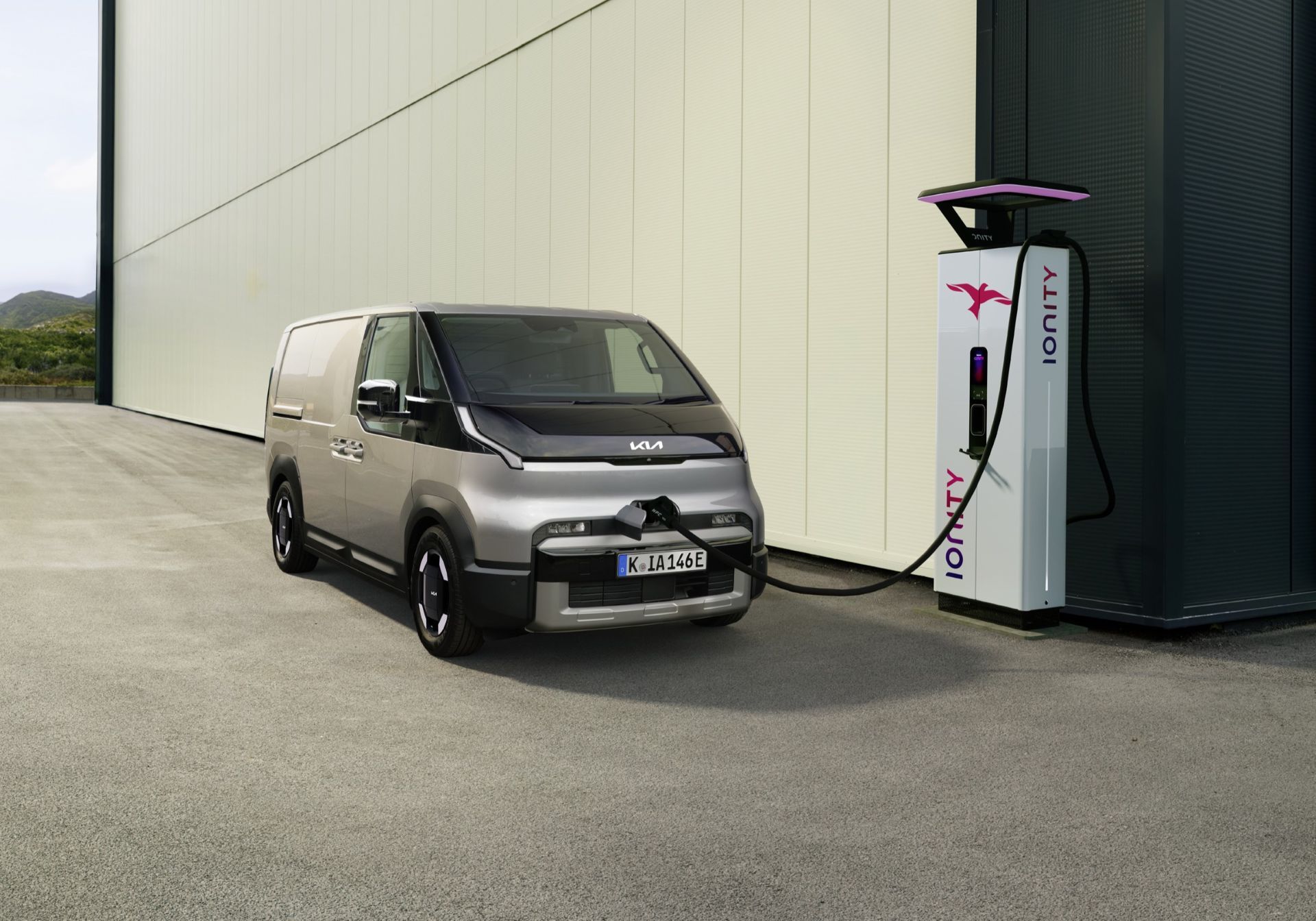  Kia PV5 Cargo recargando