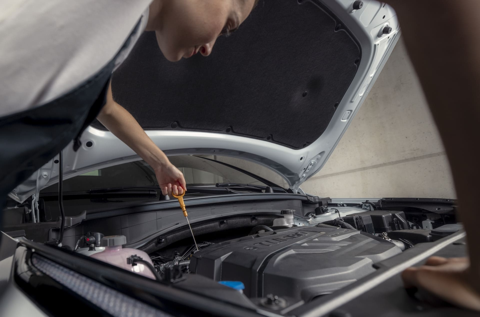 Técnico revisando el aceite