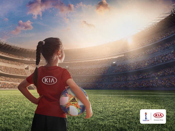 Fille regarde le stade de football coupe du monde feminine aux couleurs de Kia