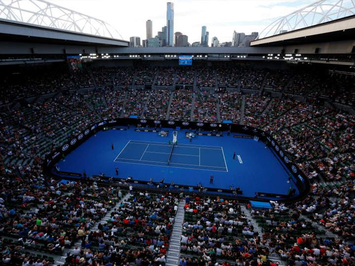 Court de tennis avec le logo Kia en tant que partenaire majeur de l'Open d'Australie