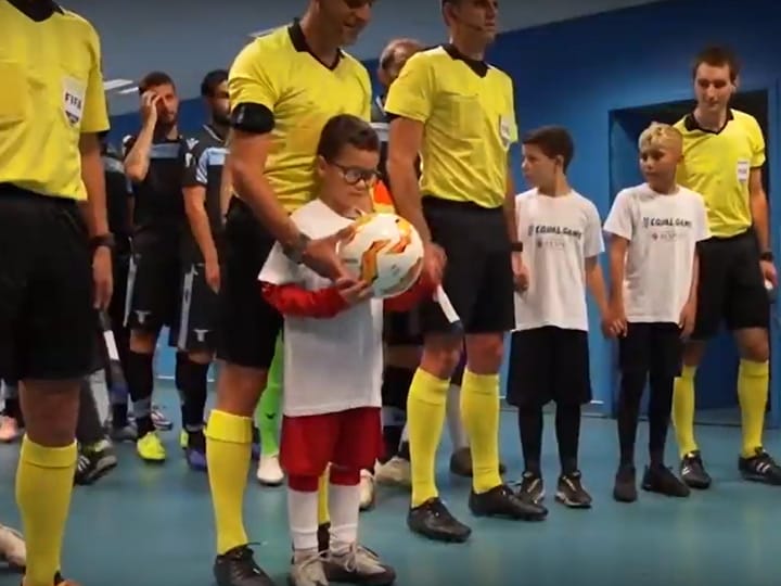 Adam porteur officiel du ballon du match de l’UEFA Europa League