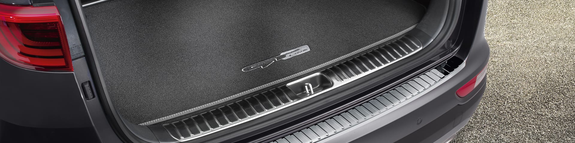 Un père et sa fille à coté de leur voiture Kia dôtée de multiples accessoires Kia