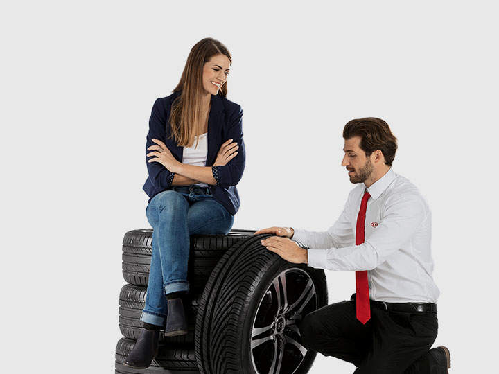 Le service Kia, une cliente se faisant aider dans le choix de ses pneus