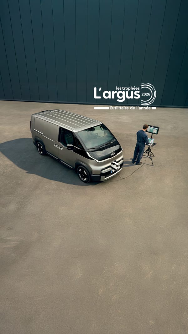 Un technicien utilise son ordinateur branché sur le PV5 Cargo