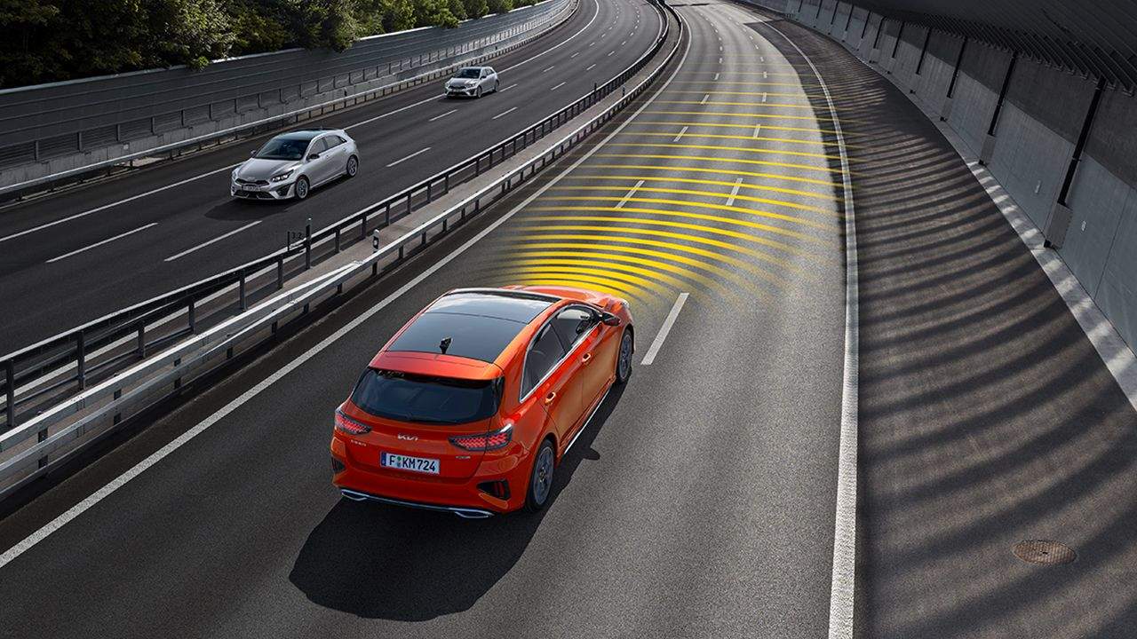 Système d’aide à la conduite sur autoroute et régulateur de vitesse adaptatif couplé à la navigation de la Kia ProCeed