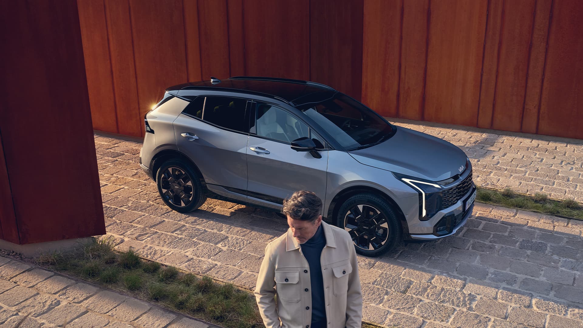 Vue de côté du nouveau Kia Sportage avec une mannequin