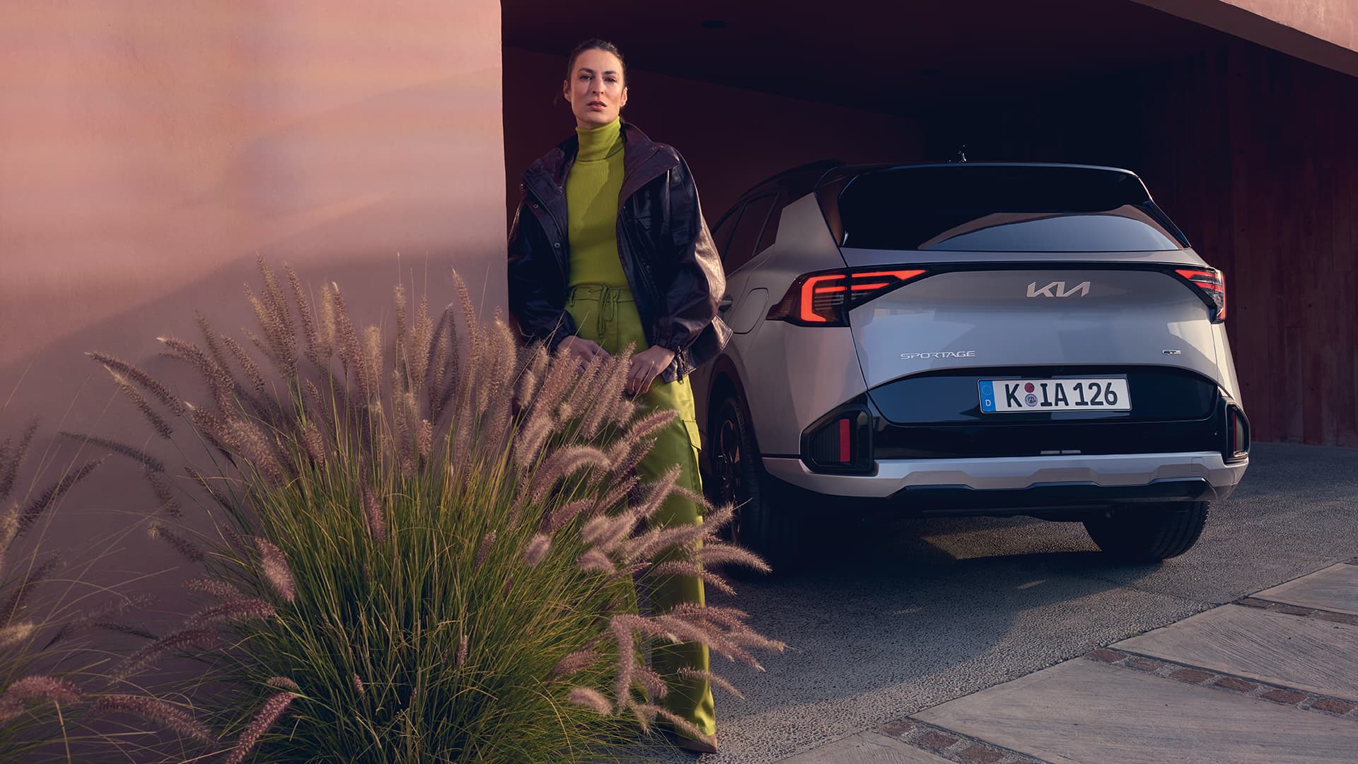 Vue du nouveau Kia Sportage de côté avec une mannequin