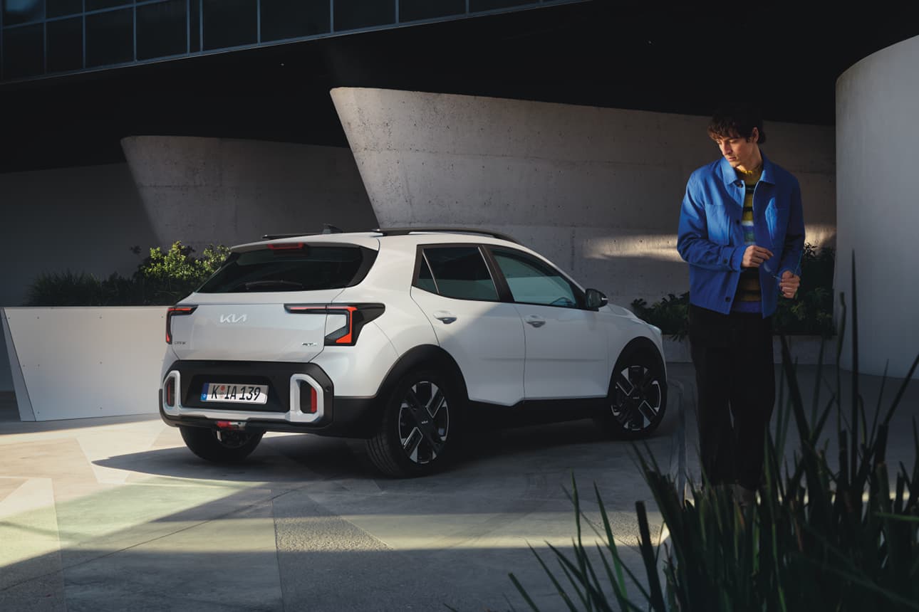 Vue arrière droite du nouveau Kia Stonic avec un mannequin