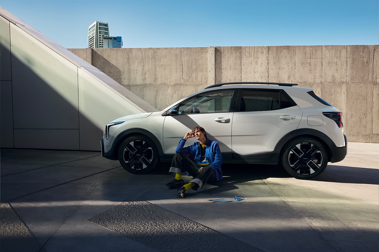  Vue de côté du nouveau Kia Stonic avec un mannequin assis 