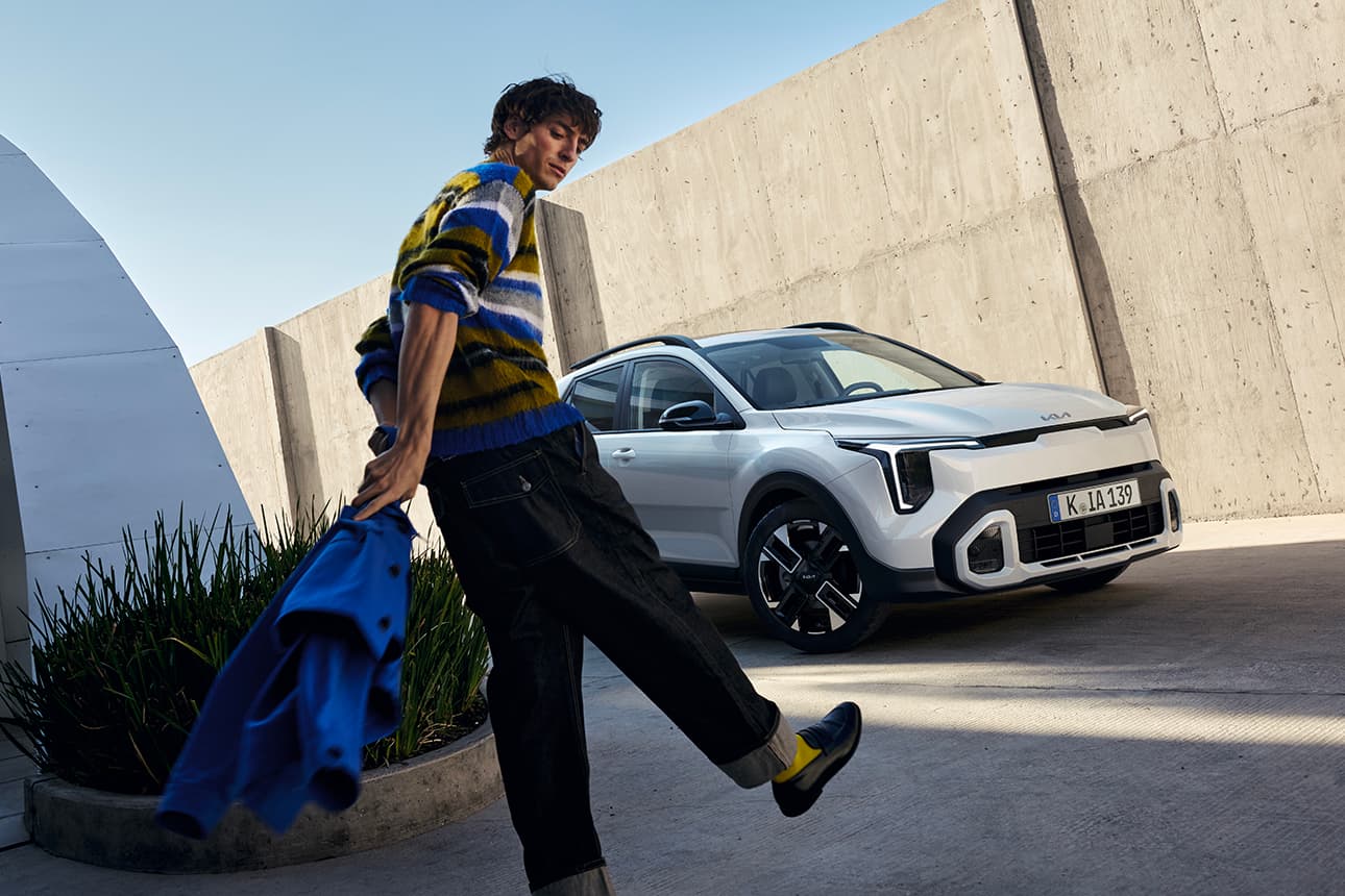 Vue avant du côté avec un mannequin du nouveau Kia Stonic.