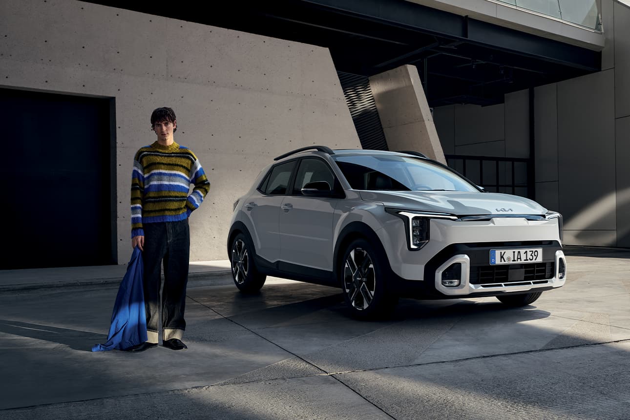 Vue du nouveau Kia Stonic avec le mannequin se tenant debout