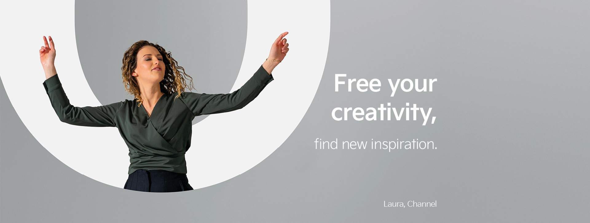 Laura aus unserem Channel-Team tanzt vor dem Buchstaben "O". Neben ihr steht die Aussage "Befreie deine Kreativität - finde neue Inspiration".