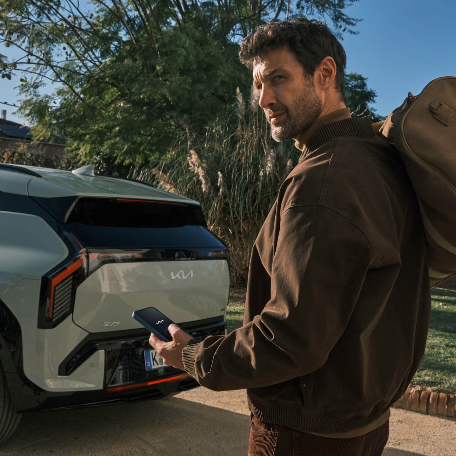 Man houdt smartphone met de MyKia-app vast