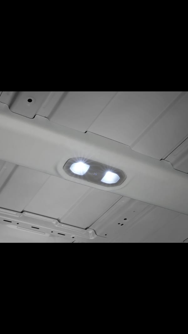 Primer plano de la luz de techo interior del Kia PV5 Cargo