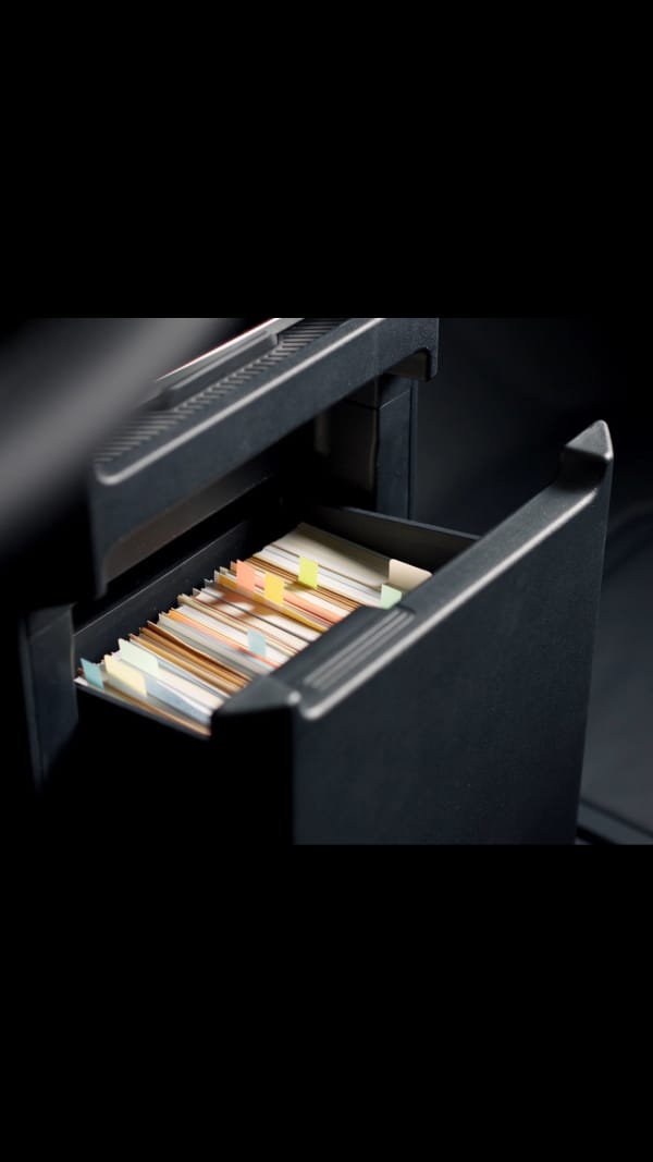 Cajón de la consola central del Kia PV5 Cargo con archivos guardados en su interior