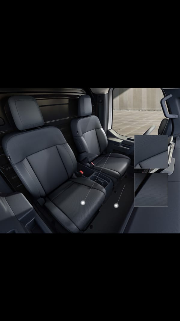 Asientos del pasajero delantero y central del interior del Kia PV5 Cargo