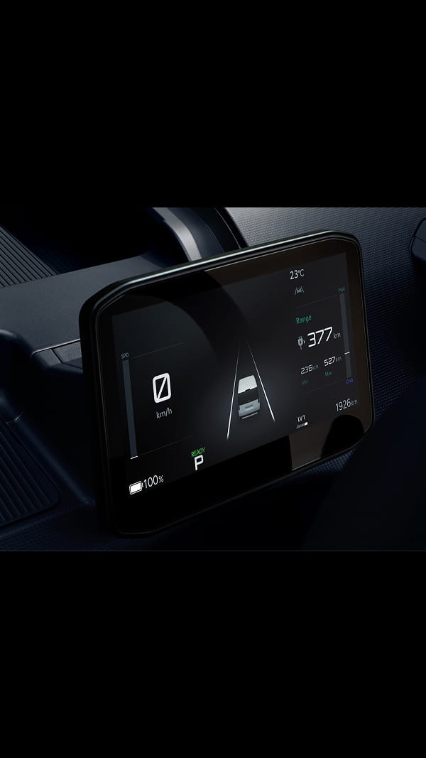 Primer plano de la pantalla digital del Kia PV5 Cargo con información de conducción