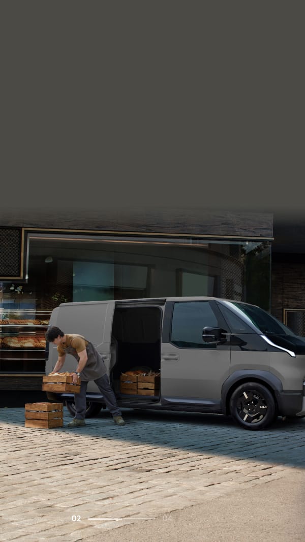 Trabajar descargando cajas de pan a través de la puerta lateral de la Kia PV5 Cargo