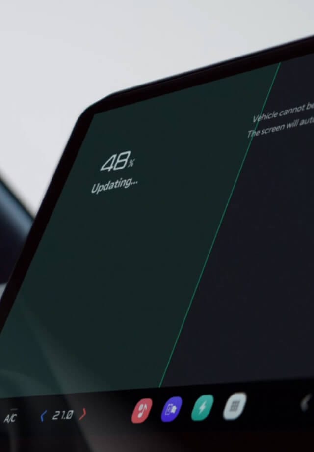 Infotainment-Display zeigt ein laufendes Over-the-Air-Update