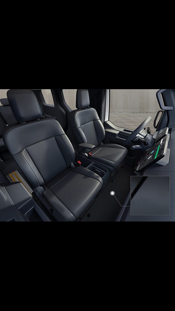 Fahrerbereich des Kia PV5 WAV mit robustem Bodenbelag, der Schmutz widersteht, leicht zu reinigen ist und für ein frisches Ambiente sorgt.