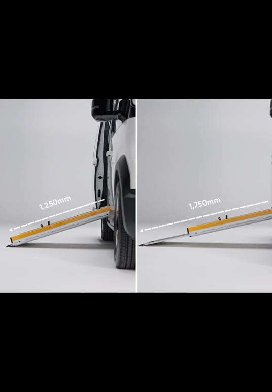Eine Person fährt die zweistufige, im Boden integrierte Rampe am seitlichen Einstieg eines Kia PV5 WAV aus, um den Zugang für Rollstuhlfahrer zu ermöglichen.