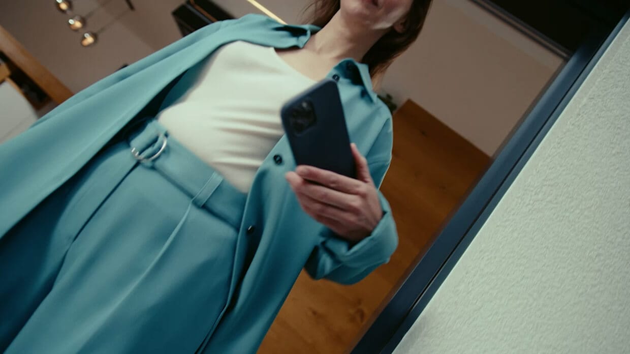 Customer uses Kia App’s smart functions to schedule service and check diagnostics remotely.