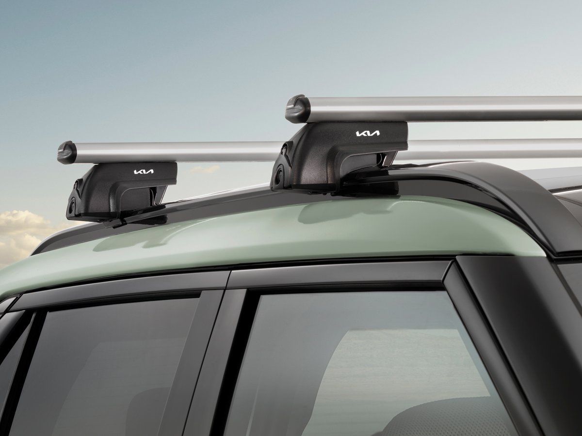 Kia EV3 con barras transversales de aluminio montadas en el techo