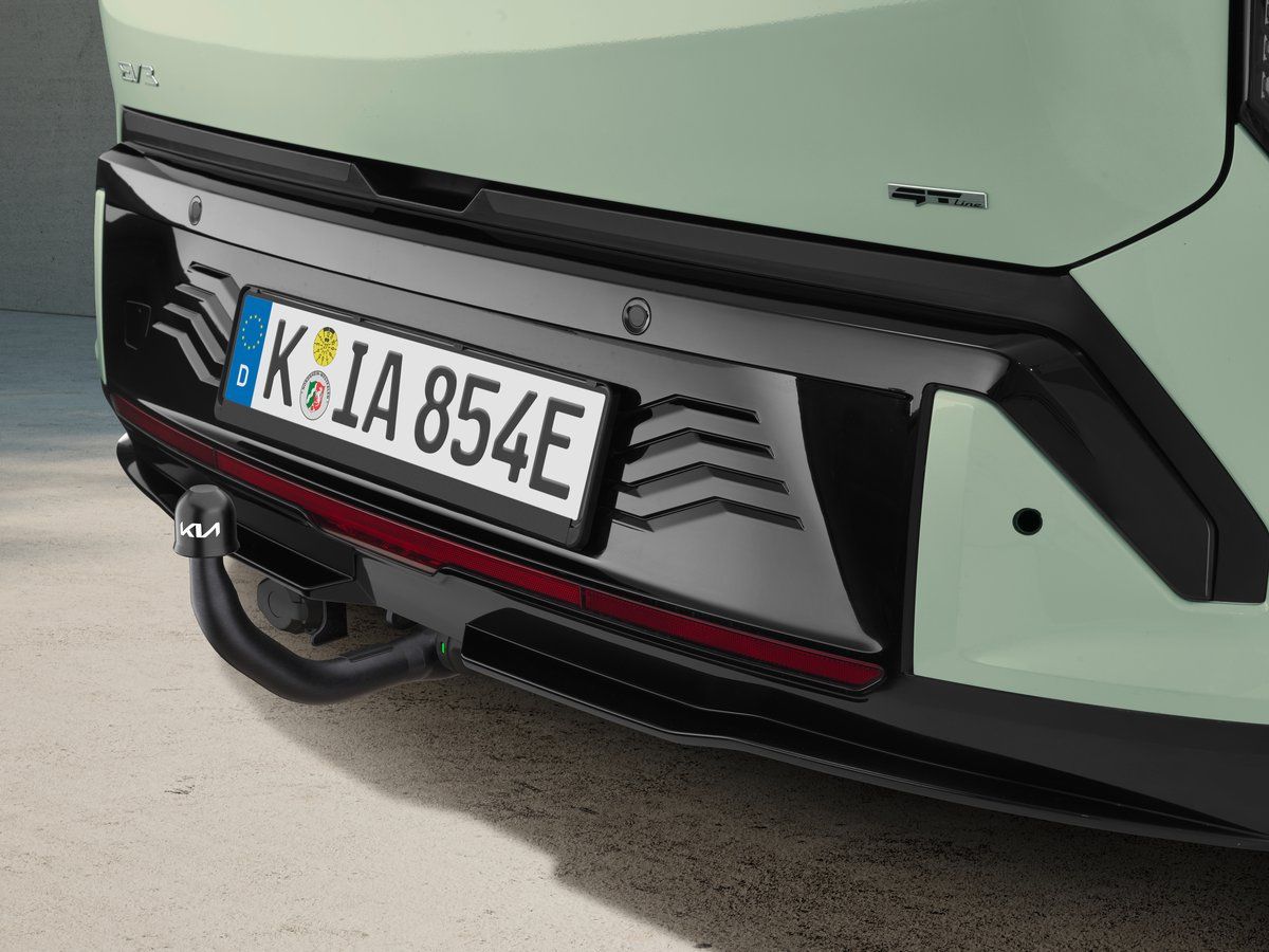 Barra de remolque desmontable con el logotipo de Kia, instalada en la parte trasera de un Kia EV3