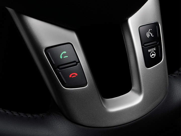 pulsanti sul volante di un auto Kia per telefonare facilmente.