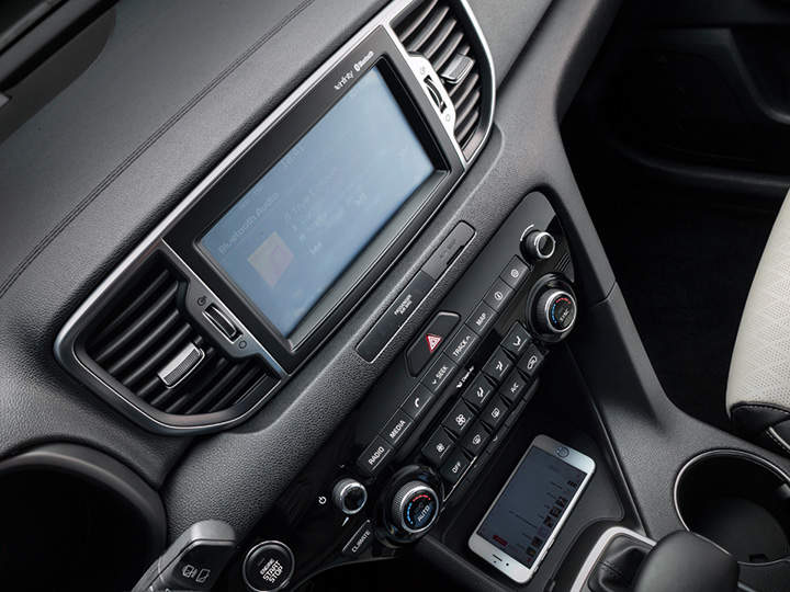 Musiikkia soitetaan älypuhelimen bluetooth-yhteydellä auton stereoista