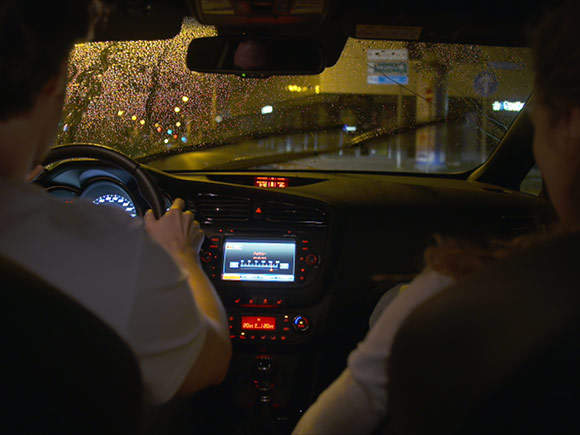 Una niña está usando una tablet que se conecta a través del coche