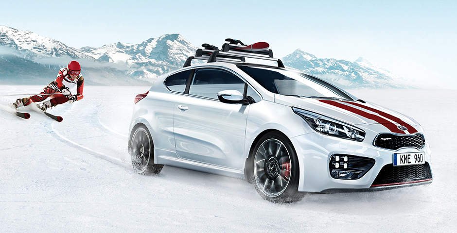 Un coche demuestra el excelente comportamiento de los neumáticos de invierno Kia sobre una superficie nevada