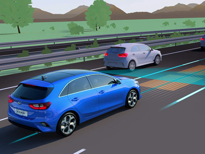 Autonomní nouzová brzda se aktivuje, když řidič nereaguje a někdo je v cestě