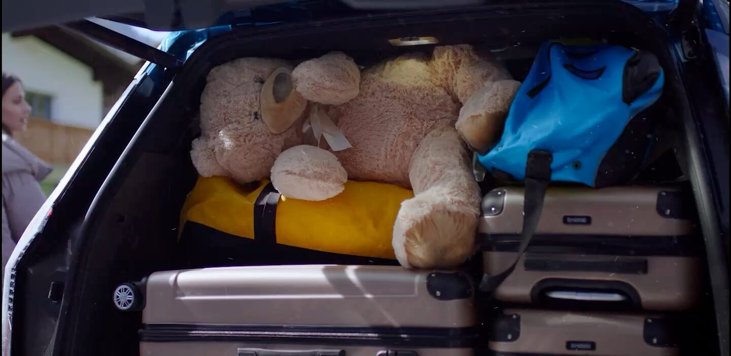 A Family packs their Kia EV9 and Kia Roof Box before starting their winter vacation.