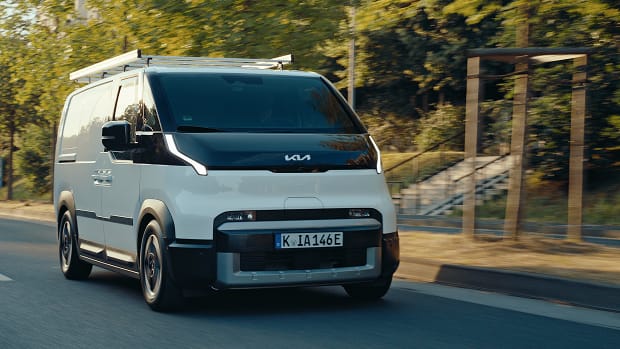 Kia PV5 se střešním nosičem míří za další pracovní zakázkou.