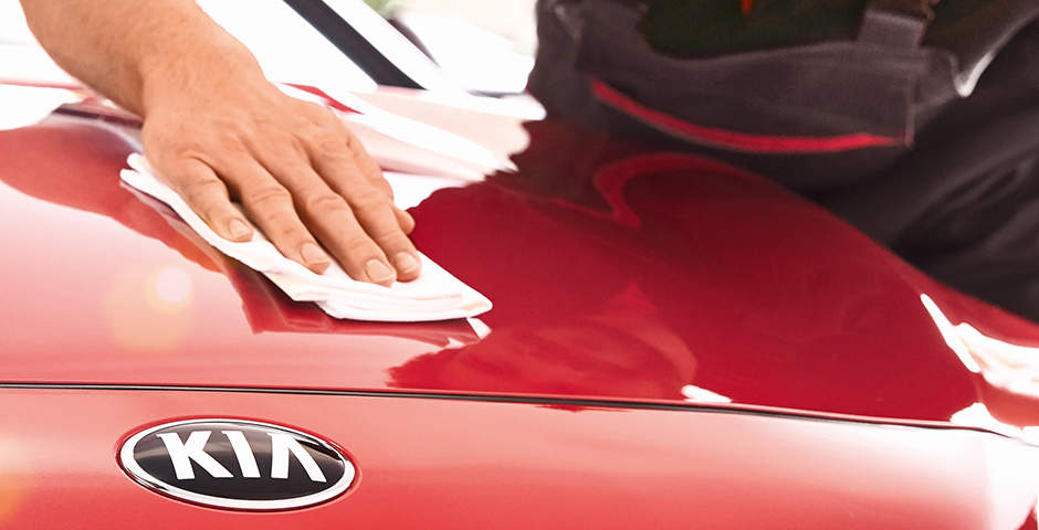 Un concessionnaire donne les clés de son véhicule Kia à sa clientes