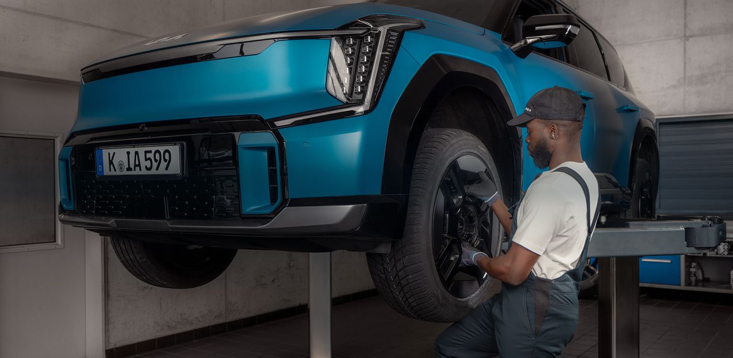 Kia Technician changing the tyres of a Kia EV9 as part of the Kia Tyre Change Service